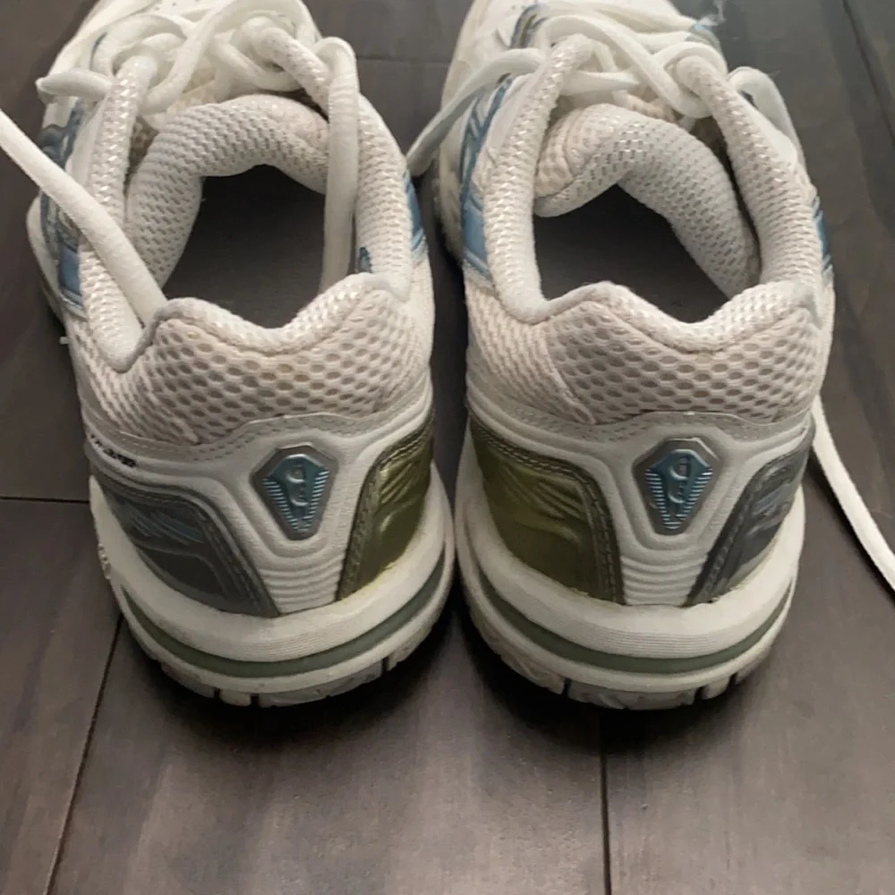 ASICS - Picture 3 of 4
